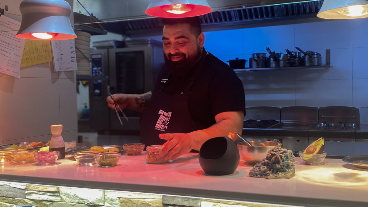 Walter Albuja emplatando el pintxo Tigre de Singapur