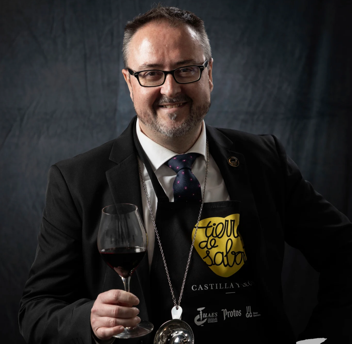 Sumiller David Lera López sosteniendo una copa de vino