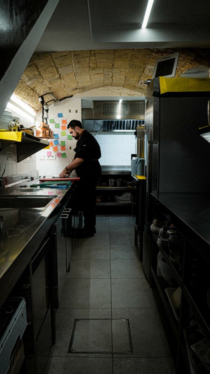 El chef Eduardo Llop en su cocina en Les Amis.