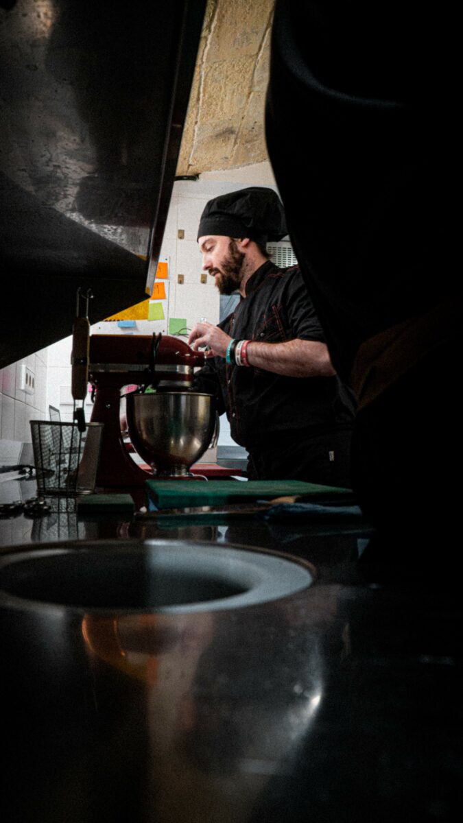 El ayudante de cocina Miguel Arauzo manejando sus herramientas en Les Amis.