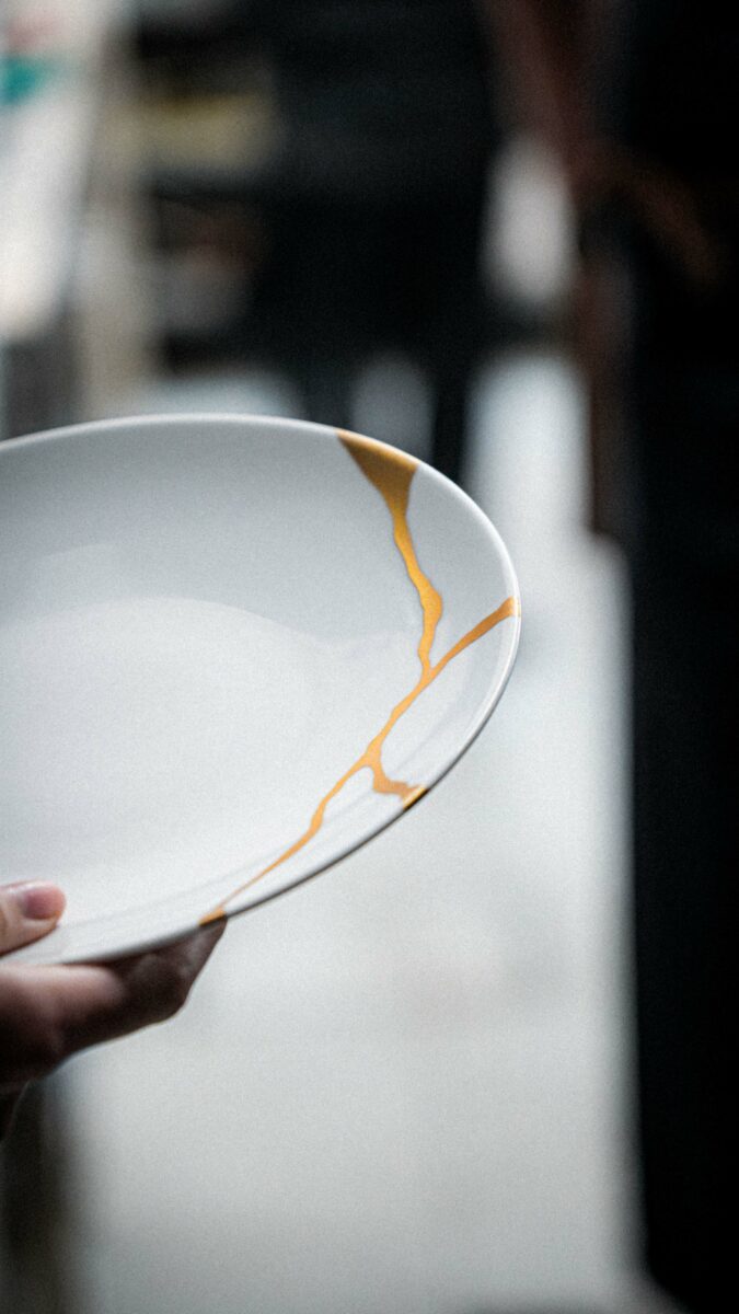 Plato de Les Amis elaborado con la técnica kintsugi.