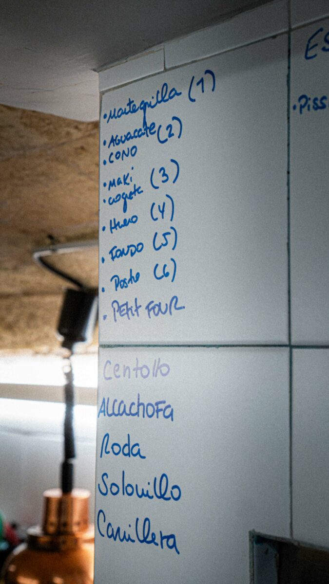 Menú del día anotado en los azulejos de la pared.