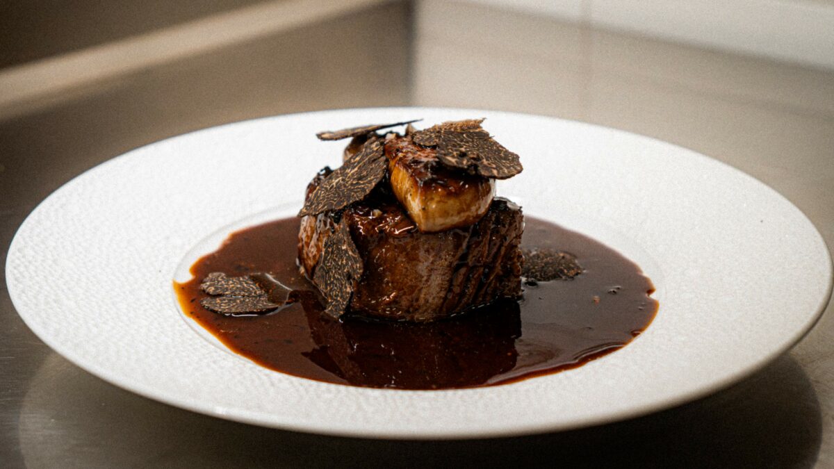 Plato final: solomillo con foie gras, confitado con láminas de trufa fresca, bañado en salsa.