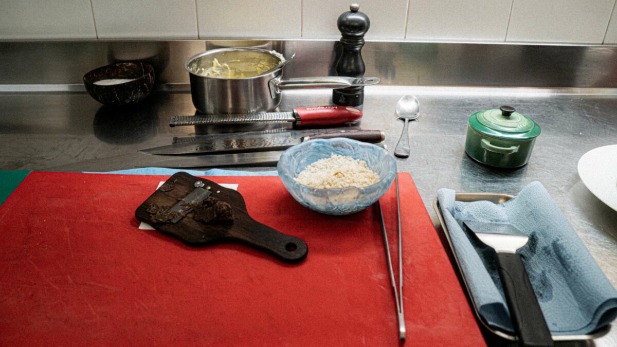 Herramientas de cocina del chef: pinzas de acero, laminador, especias, espátula.
