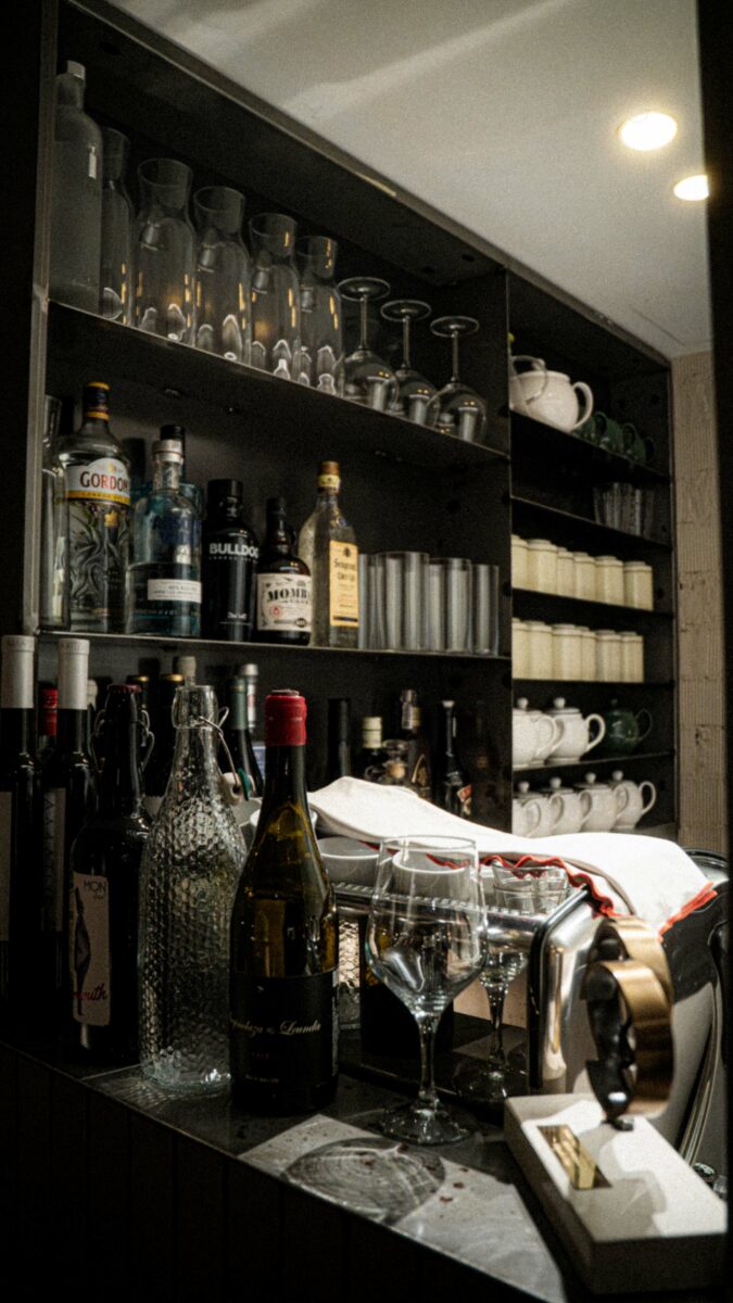 Selección de vinos y licores de la barra en Les Amis.