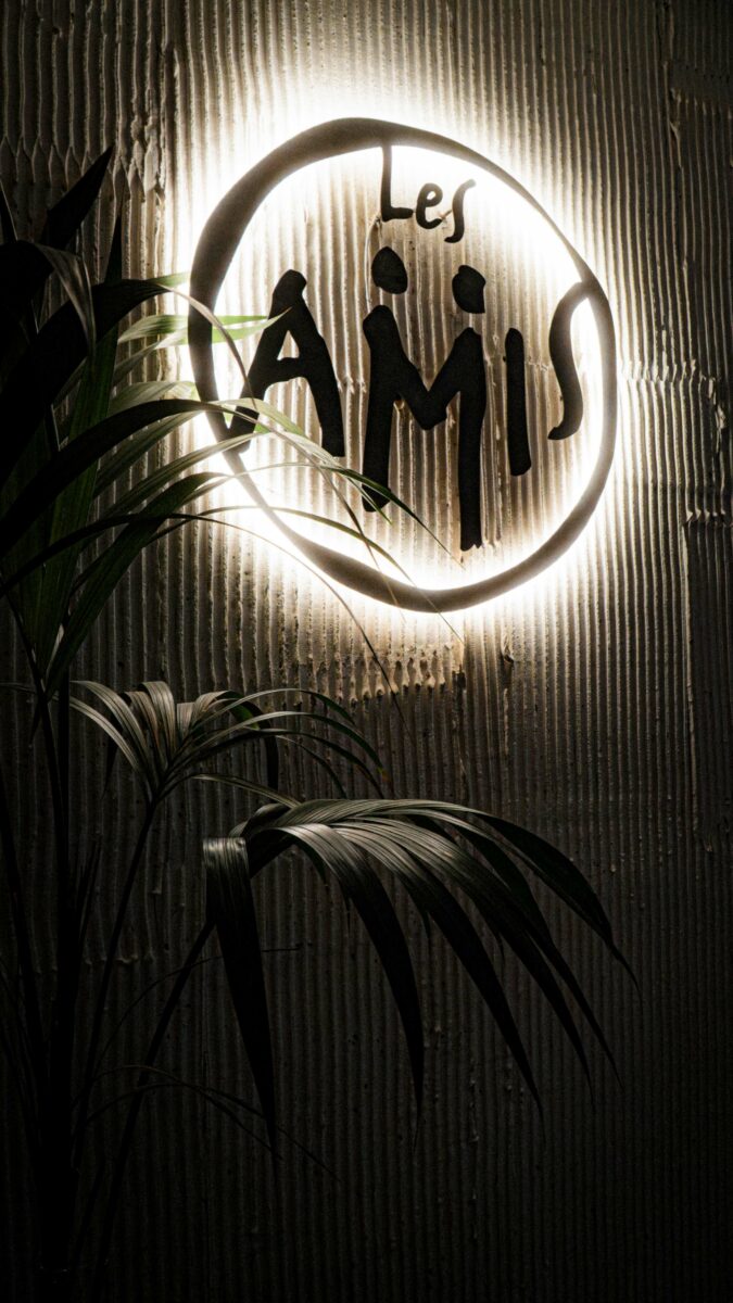 Logo iluminado del restaurante Les Amis.