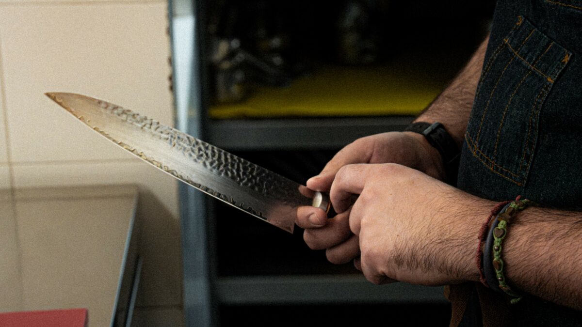El chef Eduardo Llop manejando un cuchillo, su cebollero.