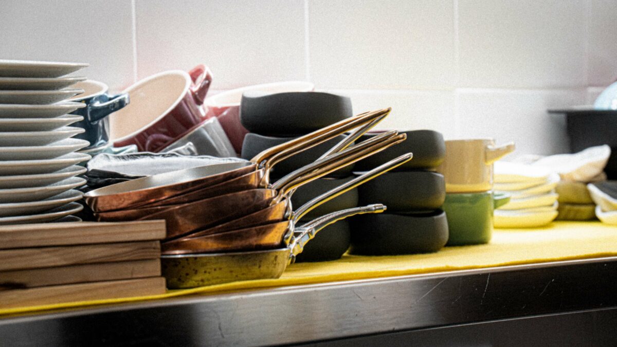 Sartenes en la cocina de Les Amis.