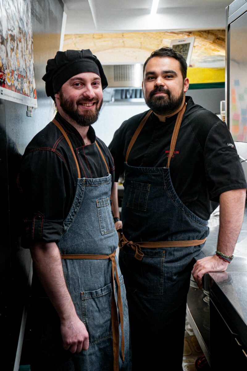 Miguel Arauzo y Eduardo Llop, en la cocina de Les Amis.