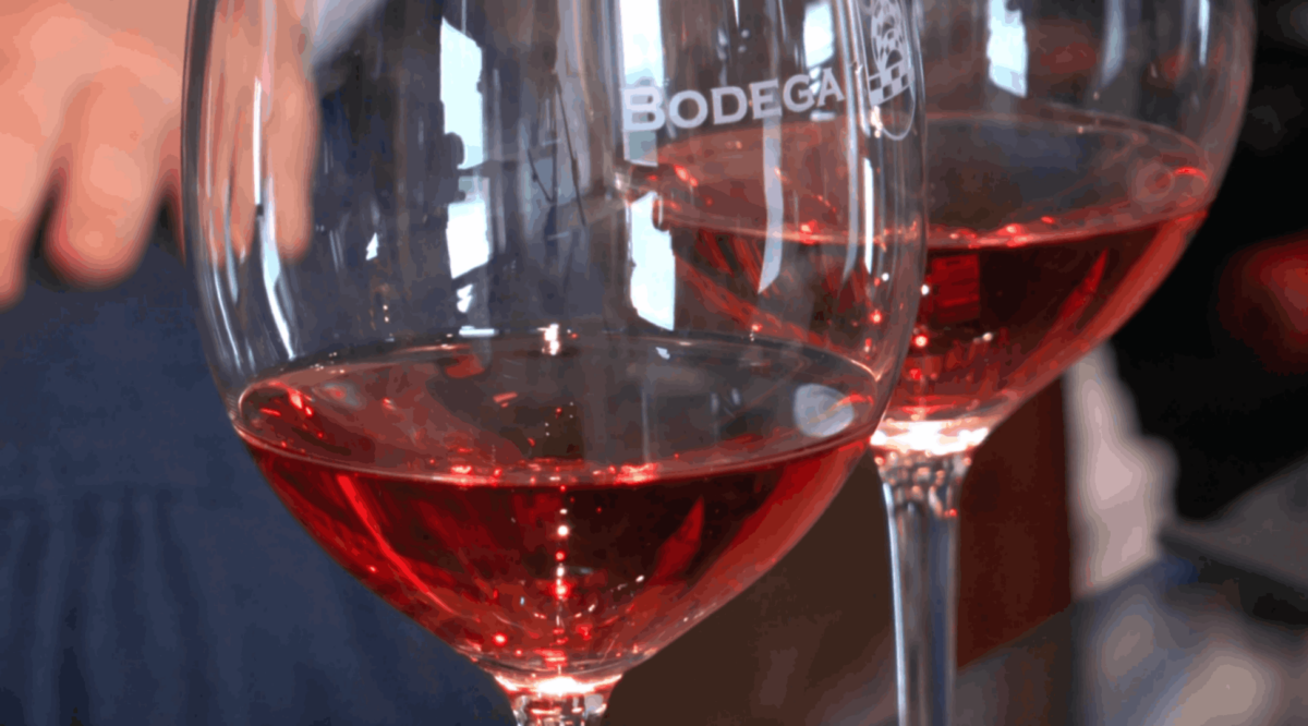 Detalle de dos copas de vino rosado con el logotipo de Bodegas Otazu.