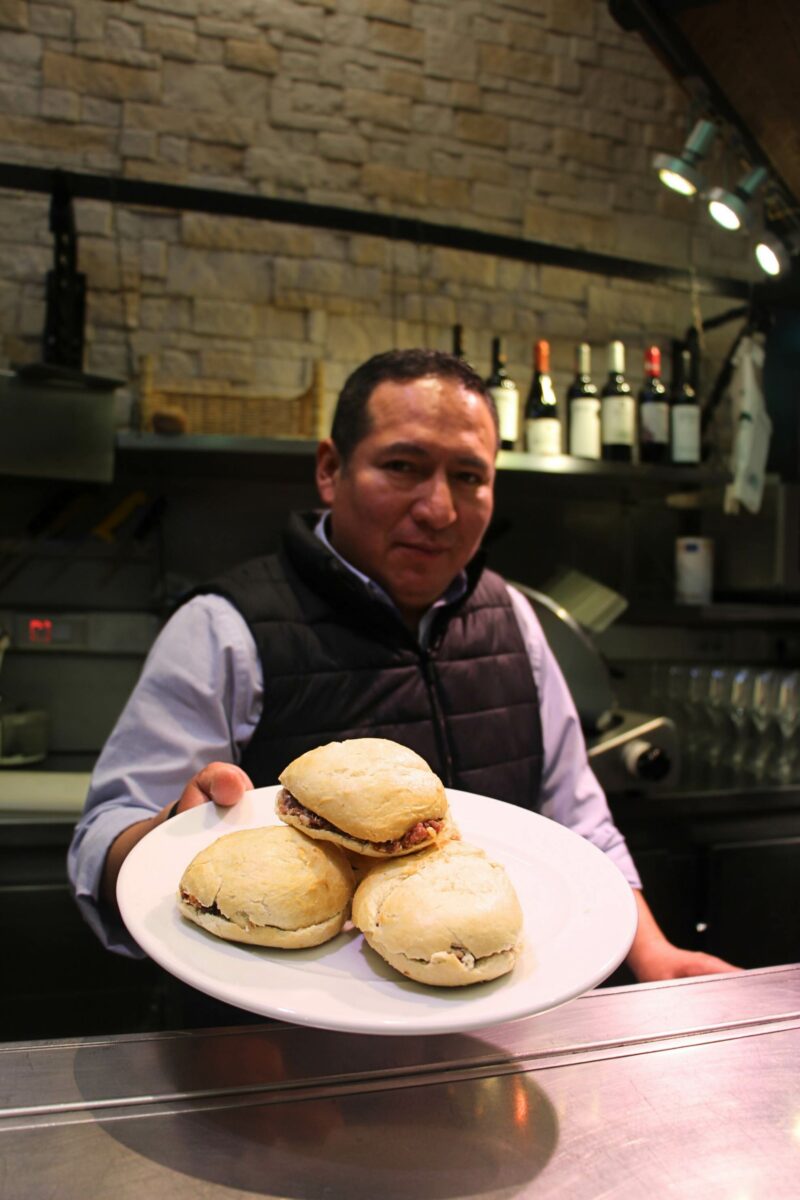 Celso Huayllaquispe, camarero del Bodegón Sarría, nos muestra unos bocaditos.