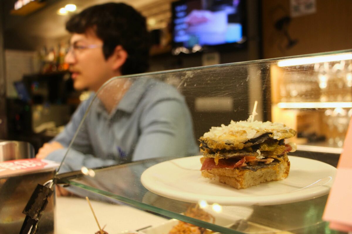 Juan Pablo, camarero de Chez Belagua, detrás de un pintxo.