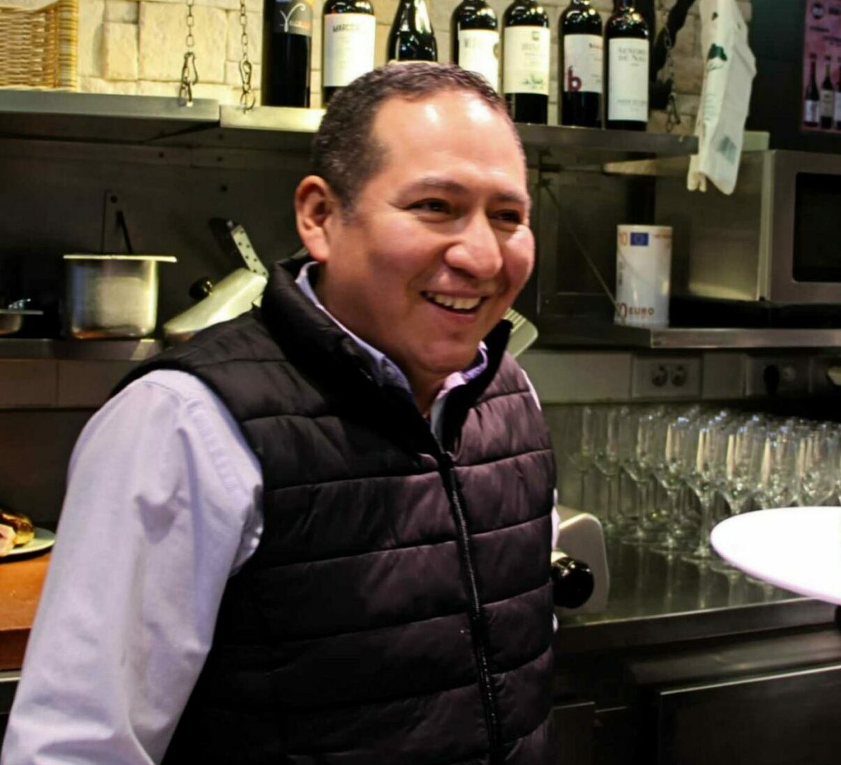 Celso Huayllaquispe, camarero del Bodegón Sarría, sonriendo.