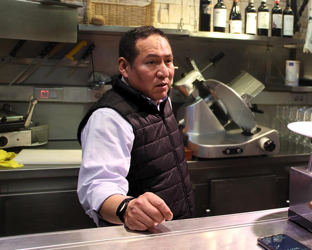Celso Huayllaquispe, camarero del Bodegón Sarría, detrás de la barra del local.