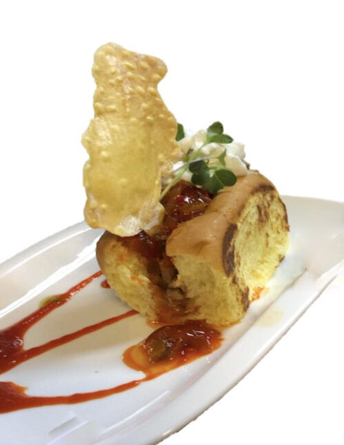 Cordero sobre brioche, con mermelada de pimientos y queso